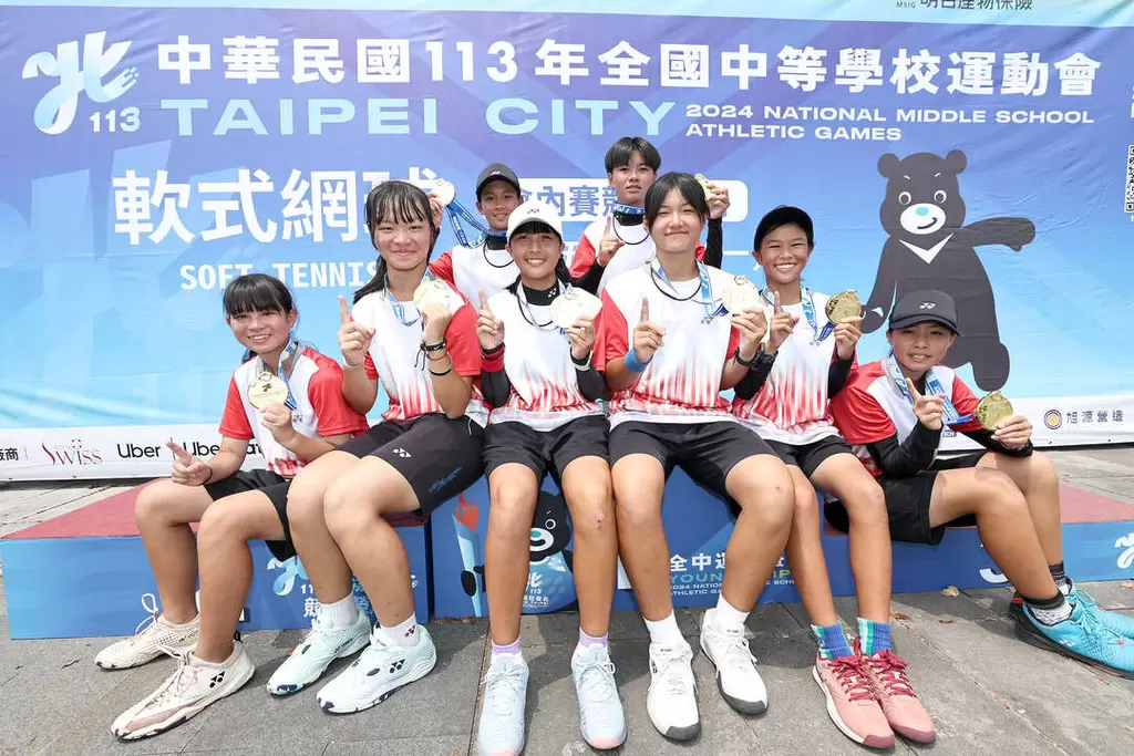 台南後壁國中女網在團體賽奪金。臺北市政府教育局提供