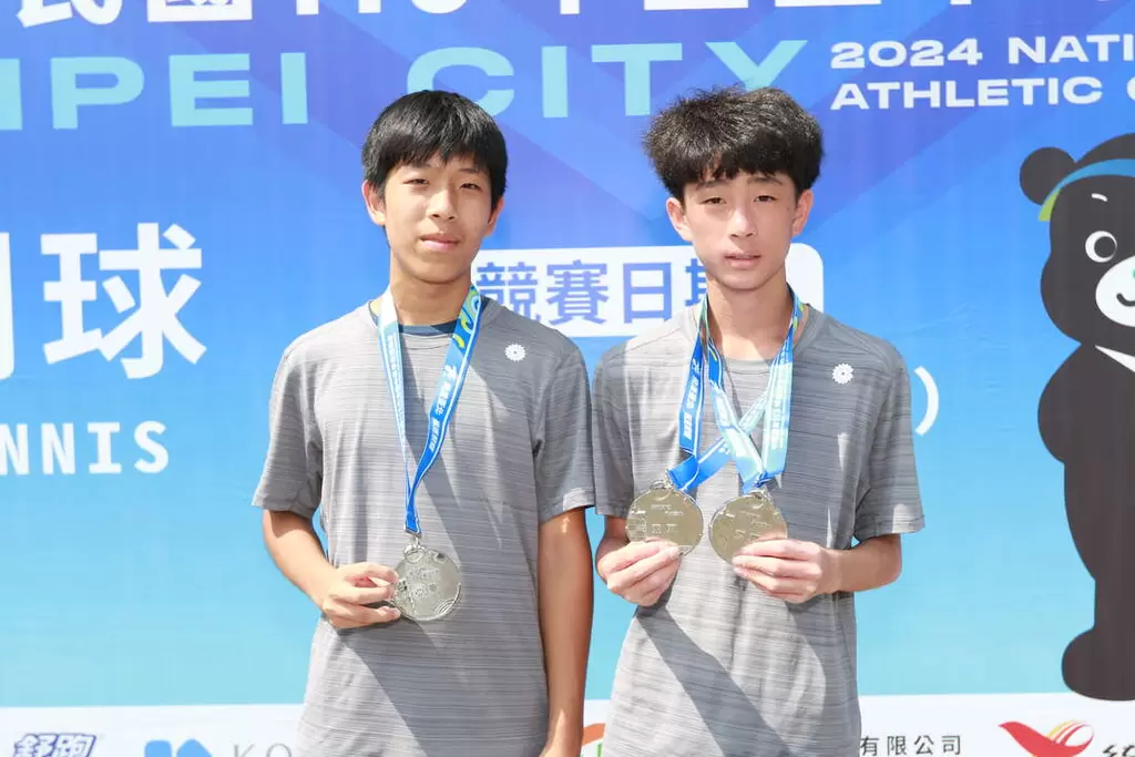 國男雙銀牌胡奕勝(右)吳攸。台北市政府教育局提供