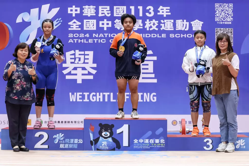 屏東縣中正國中周以勒在國女59公斤級拿下金牌。台北市政府教育局提供