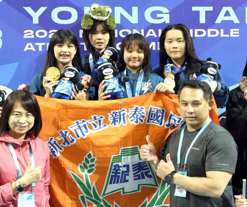 新北市新泰國中贏得國女400公尺混合接力金牌，林芷妍(後排左2)頭上還戴著玩偶小青蛙。臺北市政府教育局提供