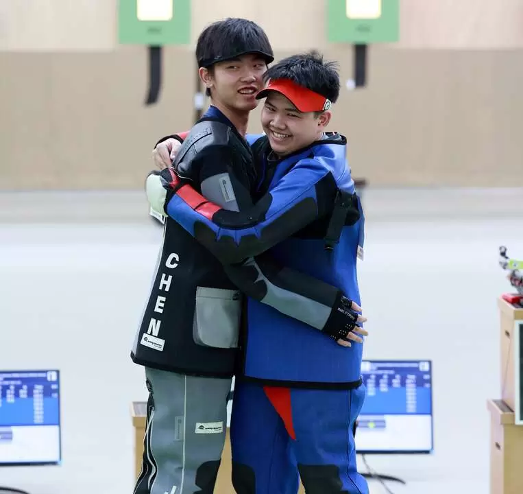 新北市林口高中陳建安(左)與麻吉同學楊子謙分獲射擊高男10公尺空氣步槍金銀牌。全中運提供