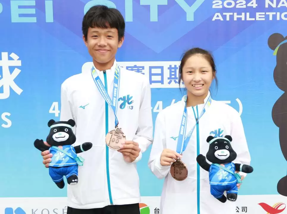林謝安(左)和陳晴瀅的國中組混雙銅牌，是新民國中在全中運的第一面獎牌。臺北市政府教育局