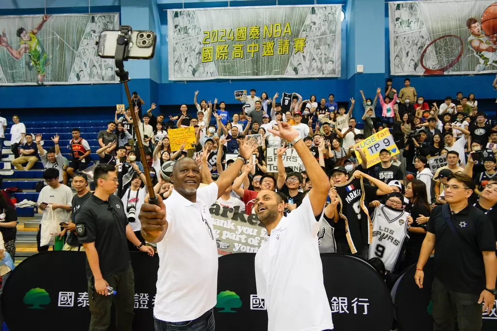 國泰金控與NBA今(27)日於國立台灣藝術大學，舉辦Tony Parker與Dominique Wilkins的球星見面會，吸引近400位球迷到場。國泰金控提供