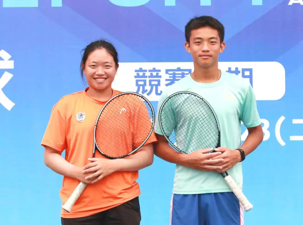 曾子穎(左)和曾子淵這對姊弟檔將分別在單打決賽爭金。台北市政府教育局提供
