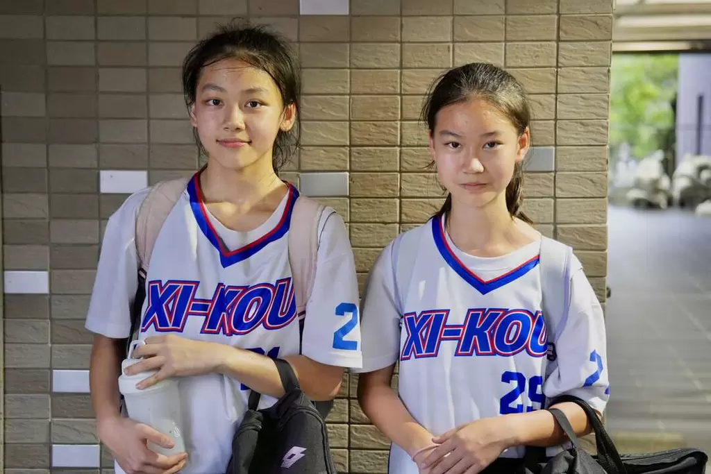 溪口樓珍君（左）帶著雙胞胎妹妹樓珍右打籃球。沈明璁攝