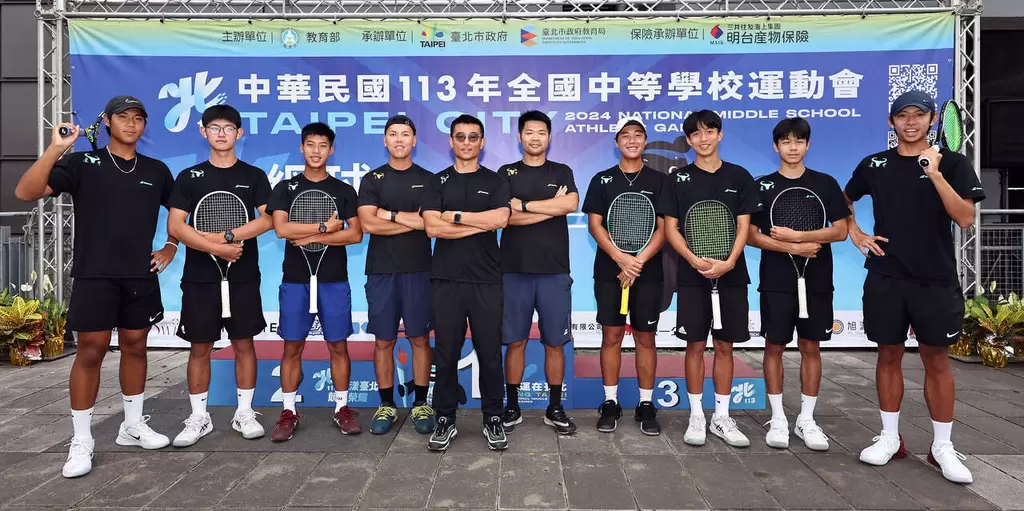 由總教練黃昱銘中率領的建中網球隊。台北市政府教育局提供
