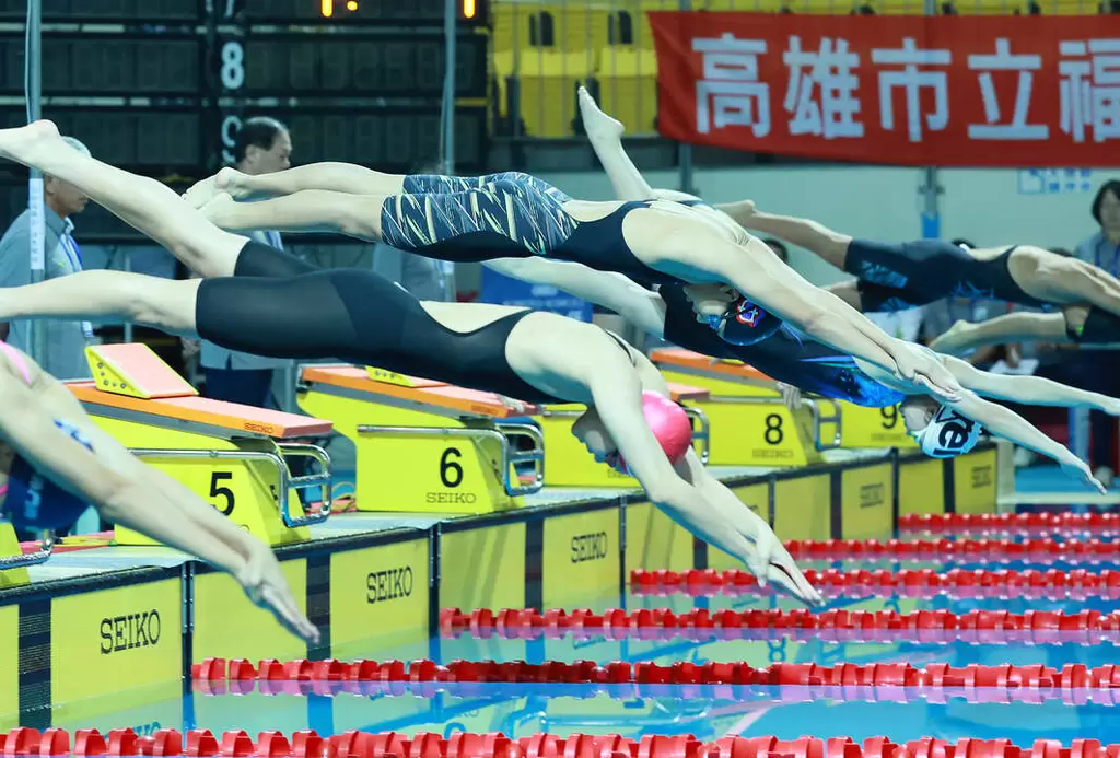 臺北市石牌國中上黃愛軒跳水出發贏得國女400公尺自由式金牌。臺北市政府教育局提供