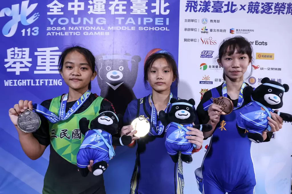 臺南市大內國中何盈禕(中)在舉重國女40公斤級三破大會紀錄衛冕金牌。全中運提供
