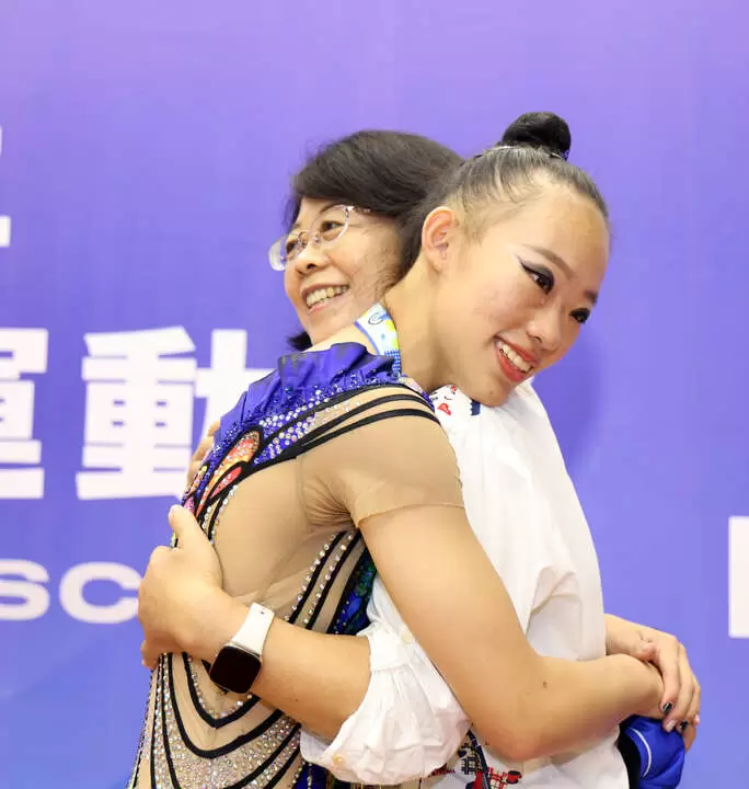 臺南市長榮高中郭書卉奪金之後與媽媽擁抱。臺北市教育局提供