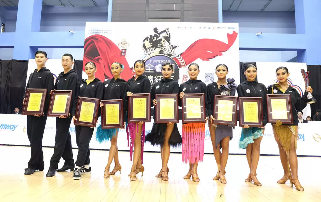 西班牙世錦賽拉丁編排舞十位女將拿下銀牌今開幕式授獎。(主辦單位提供)