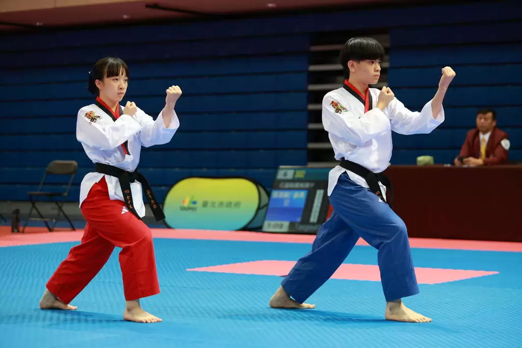 陳璿(左)、謝忞祐拿下國中組雙人賽金牌。全中運提供