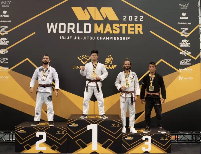 徐仕瑾(中)拿下2022年美國賭城拉斯維加斯舉辦World Master柔術世界大師賽壯年組棕帶冠軍。資料照片
