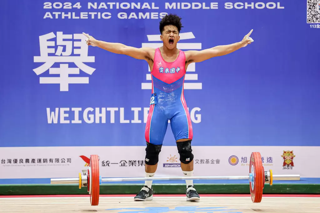 高雄市寶來國中余碩翰在舉重國男73公斤級拿下金牌。臺北市政府教育局提供