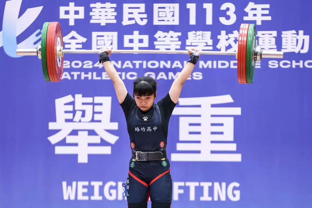 高雄市路竹高中潘幸甄在舉重高女55公斤級驚險摘金第一次拿全中運金牌。臺北市教育局提供