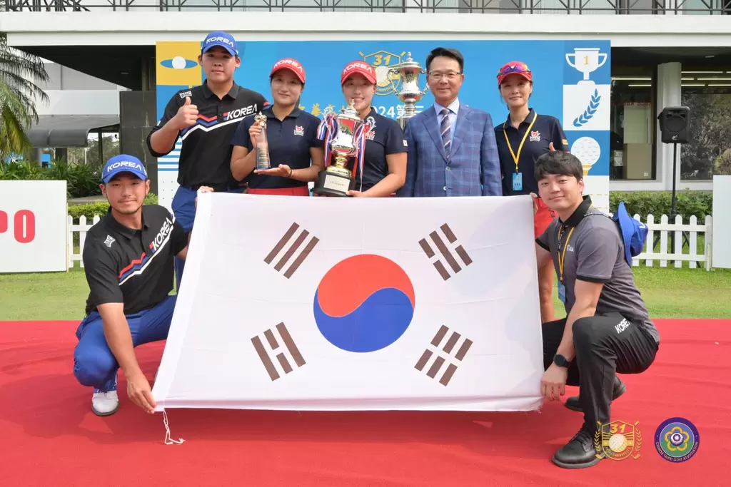 韓國獲女團冠軍女子個人亞軍,戰績僅次於台灣隊,與中華高協王政松理事長合影。大會提供