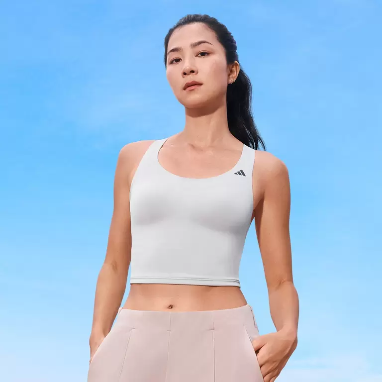 adidas2 In 1運動背心一件即可穿出門成為女性的夏日救星。官方提供