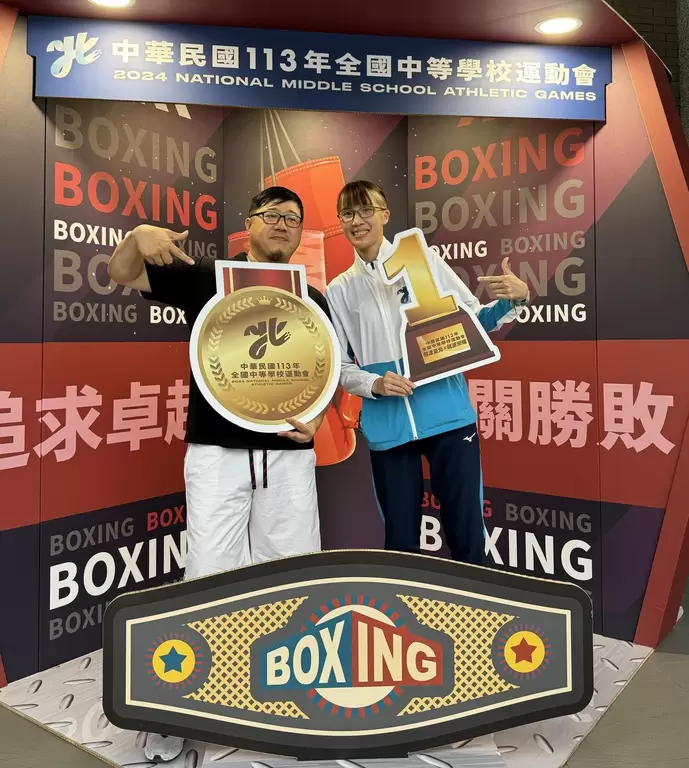 黃筱雯(右）與教練劉宗泰在全中運拳擊賽場開心合照。劉宗泰提供