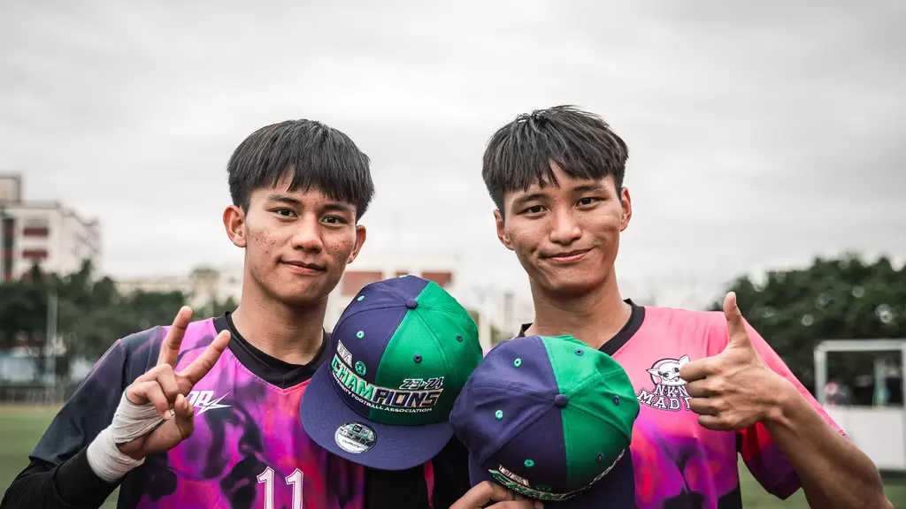 高師大兄弟檔哥哥林浩民(右)、弟弟林浩平(右)合作進球。官方提供