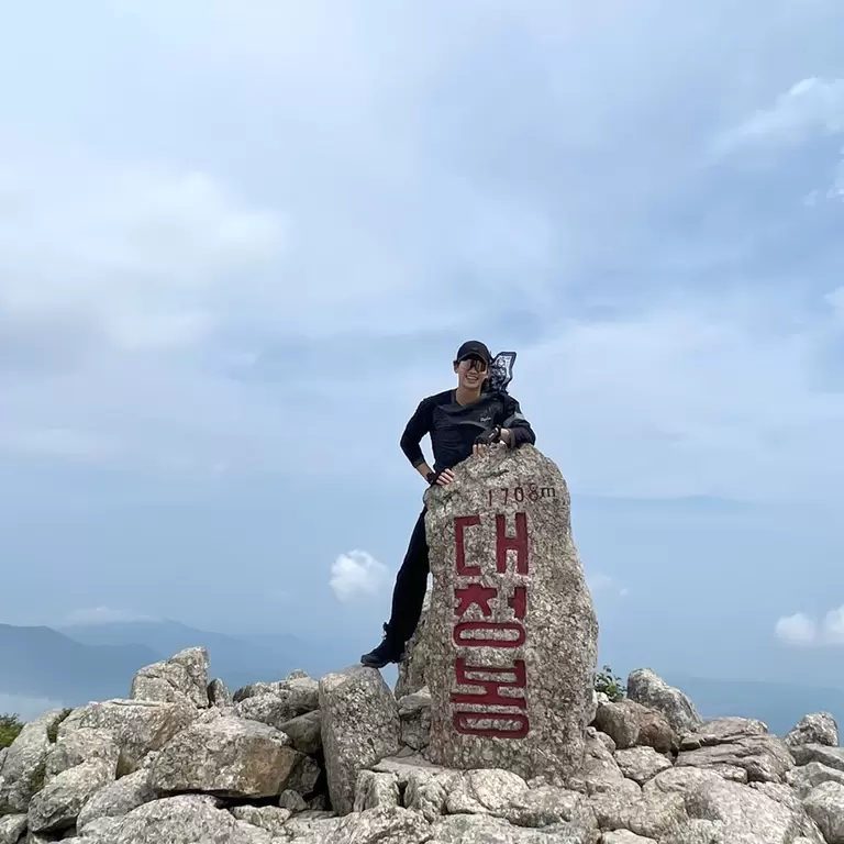 金秀賢攀登韓國雪嶽山的最高峰——大青峰。圖片來源/金秀賢IG