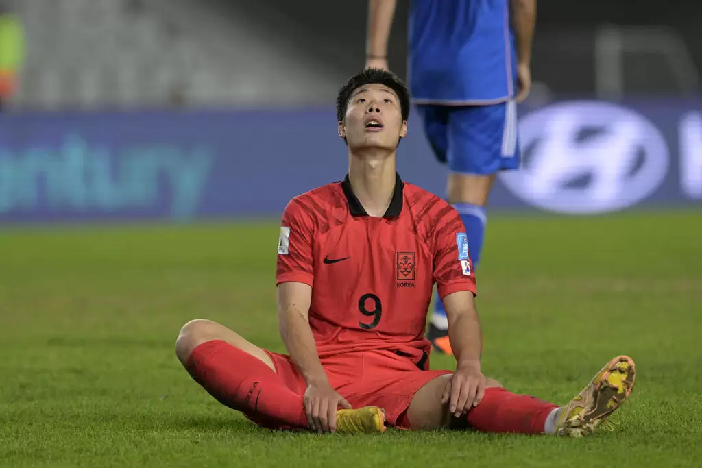 南韓前鋒李英俊被紅牌罰下場。法新社