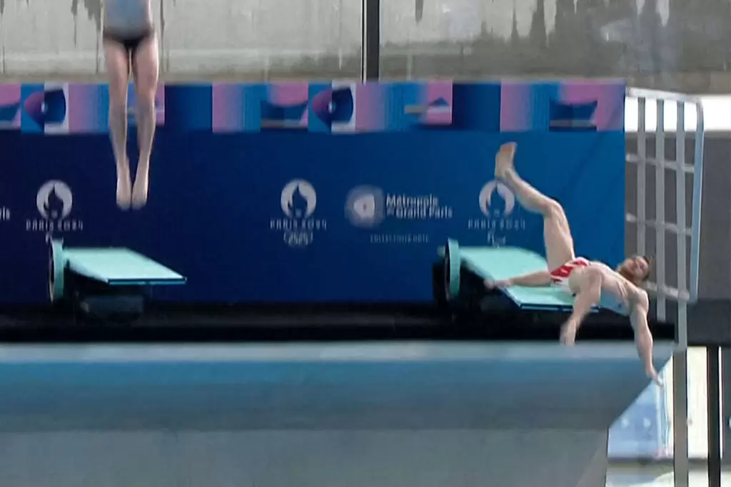 法國奧運跳水選手竟在表演時摔的四腳天。法新社