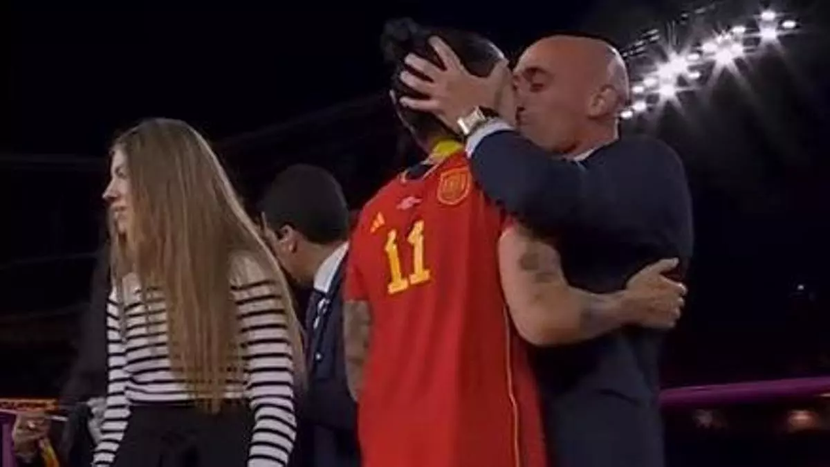 西班牙足協（RFEF）前主席魯維亞萊斯(Luis Rubiales)親吻球員動作讓他身敗名裂。資料照片