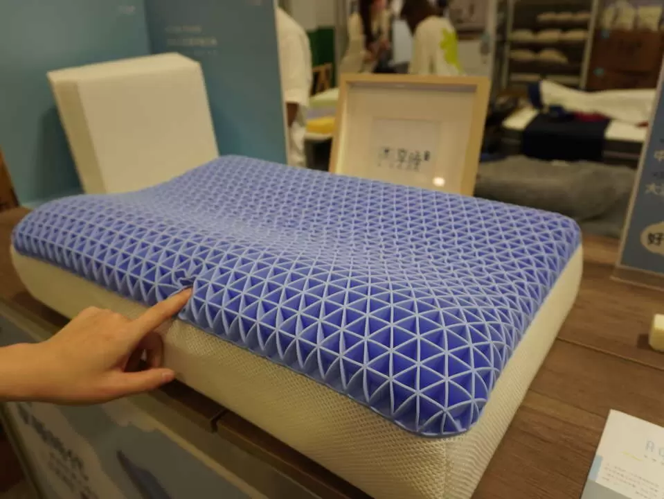 MIT的台灣睡眠品牌「享睡時代」推出造型獨特的枕頭藍雪人