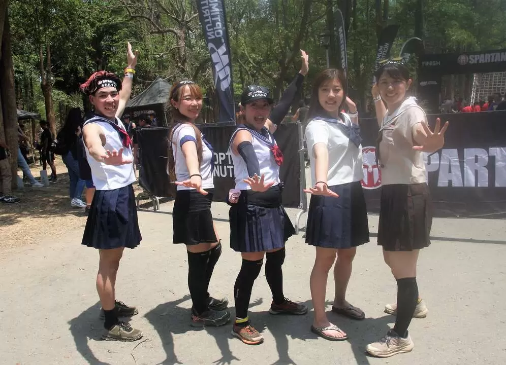 日本選手戰力驚人跑完１０公里後，cosplay穿女學生水手服再跑5公里。大會提供