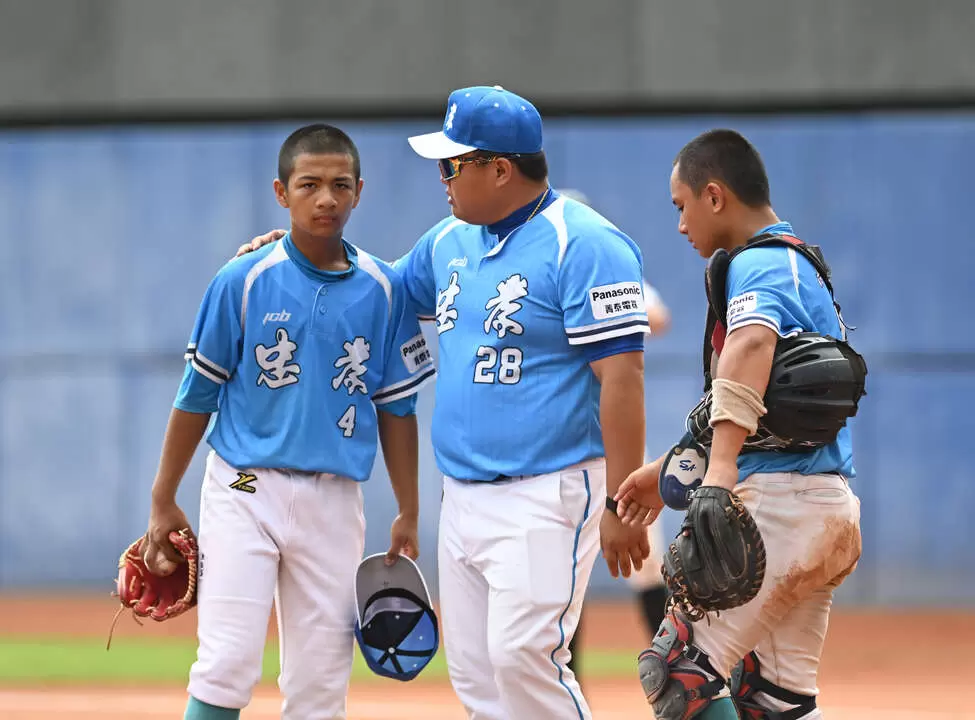 徐恩（左）首局投球突陷亂流。台灣世界少棒聯盟提供