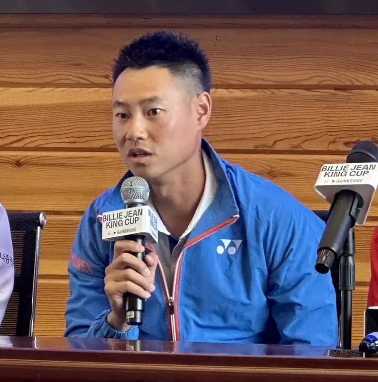 中華隊教練何智仁(左二)參加賽前隊長會議。四維體育推廣教育基金會提供
