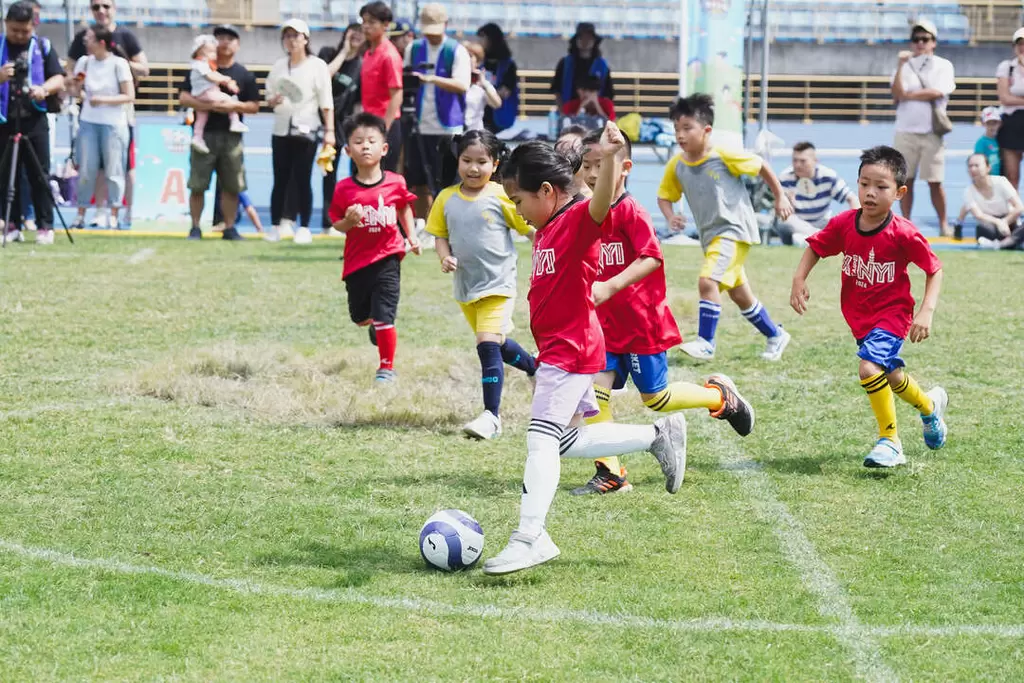 小小足球選手們今年在高規格的臺北田徑場大展身手 。臺北市體育局提供