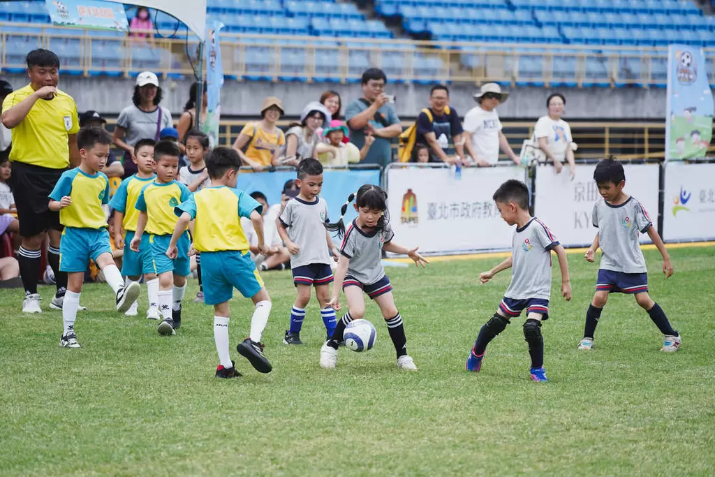 小朋友在臺北田徑場參加臺北市幼兒足球錦標賽，盡情在草皮上奔跑。臺北市政府體育局提供