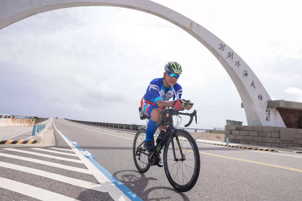 自行車路線騎經過澎湖地標跨海大橋。大會提供