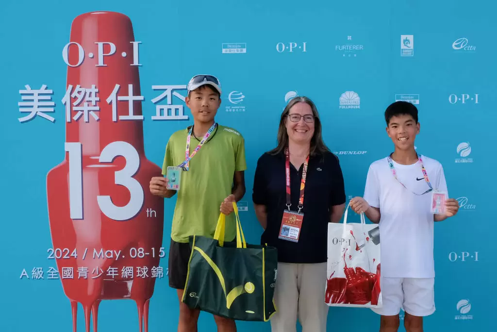 華國三太子盃賽事監督Anne Bees頒發14歲男單冠亞軍。海碩整合行銷提供