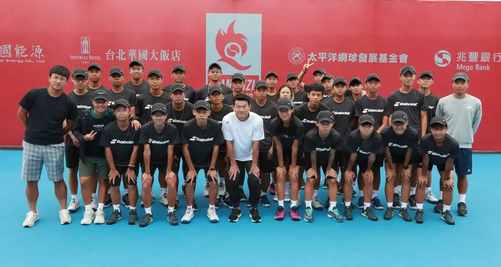 本屆華國三太子盃挑戰賽的球僮由新北市三民高中和新北高中聯合組成。李琢攝