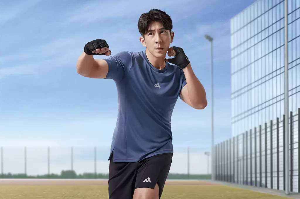 adidas Heat.Rdy系列採用獨家3d波浪緹花布料，讓修杰楷運動清爽不黏身透氣速乾。官方提供