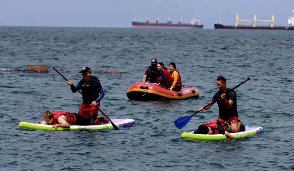 在旗津中洲海域實地演練SUP操舟救人。高雄運發局提共