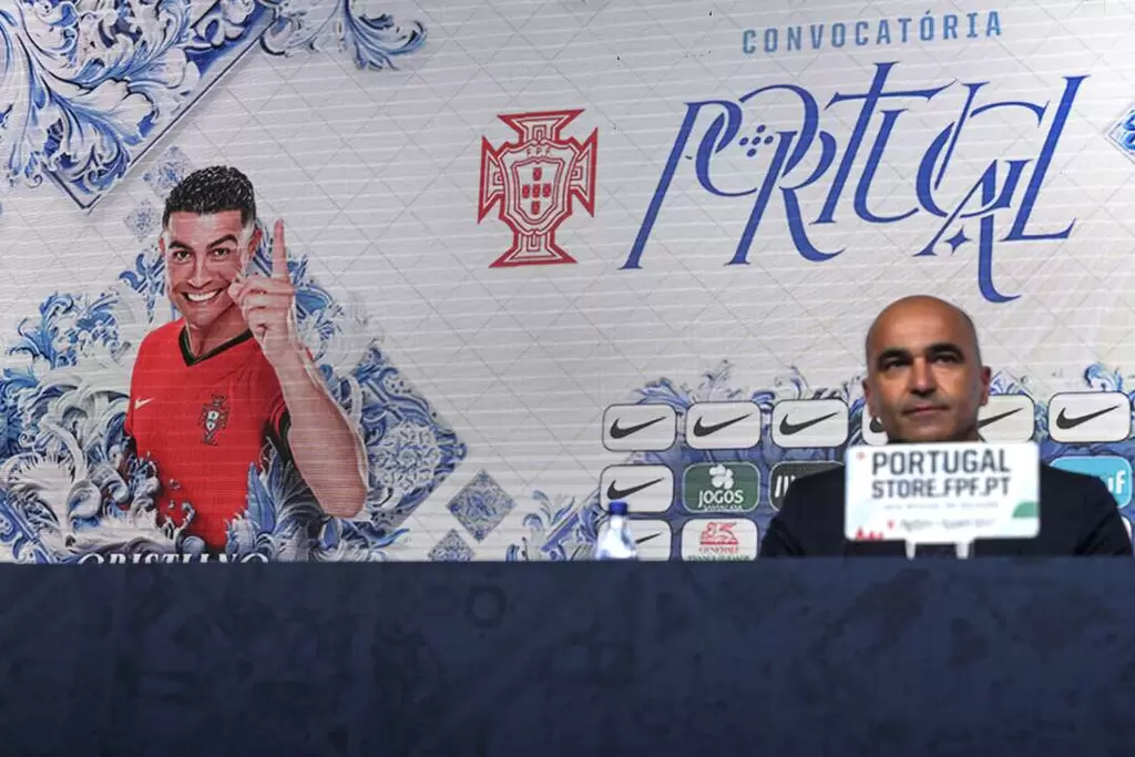 葡萄牙主帥馬丁尼斯(Roberto Martinez，右)宣布再將C.羅納度列入名單內。法新社