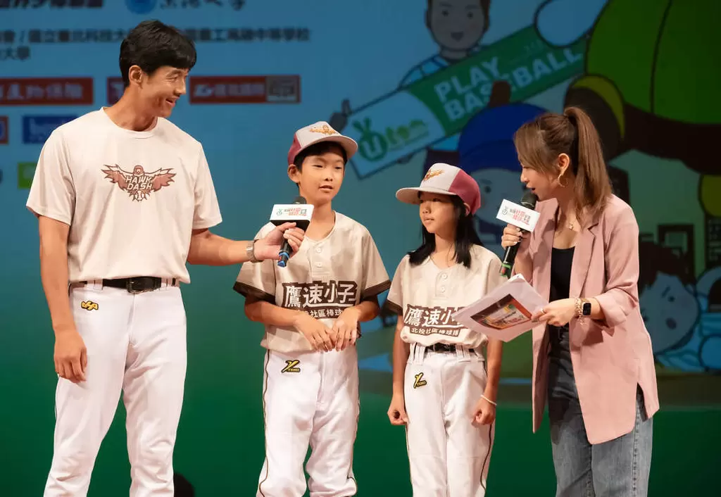 戴極昇（左）與一對女兒代表鷹速小子北投出席記者會。台灣世界少棒聯盟提供