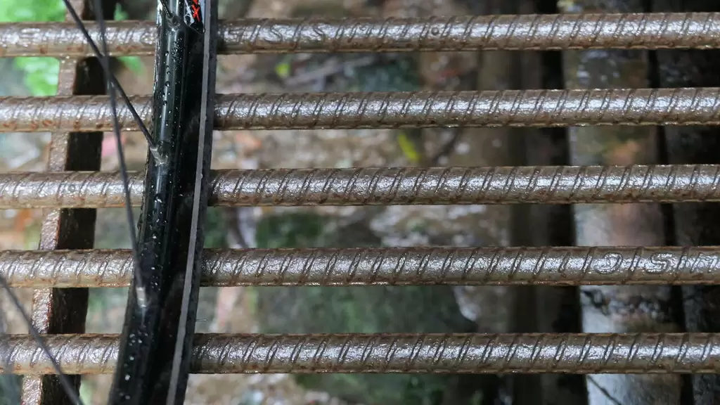 當下雨潮濕，會造成單車煞車時滑倒的鋼筋紋路。台灣用騎的最美提供