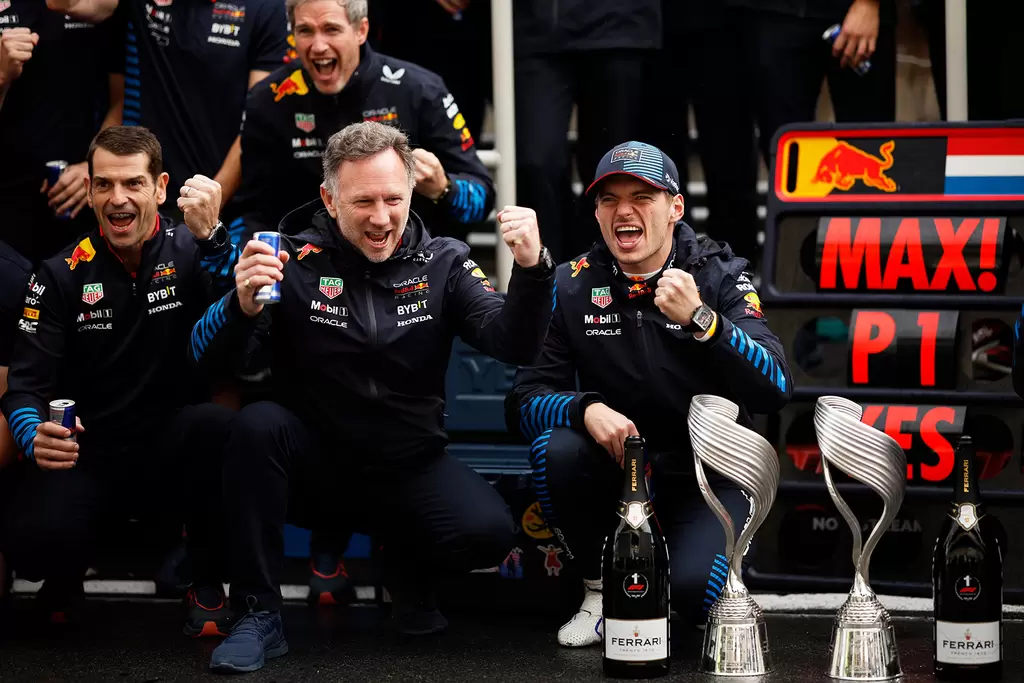 Red Bull 車隊荷蘭籍車手 Max Verstappen 在6月9日舉行的F1加拿大大獎賽中奪冠與車隊共同慶祝。Red Bull 提供