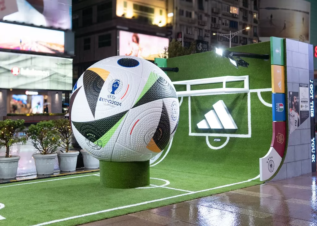 adidas歐洲國家盃超級巨球巡迴展降臨邀您一齊爭睹超級巨球。官方提供