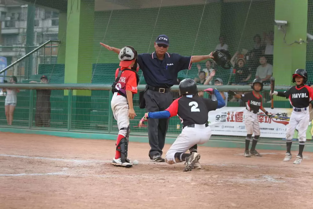 鄭景鴻盜本壘幫助球隊逆轉勝。台灣世界少棒聯盟提供