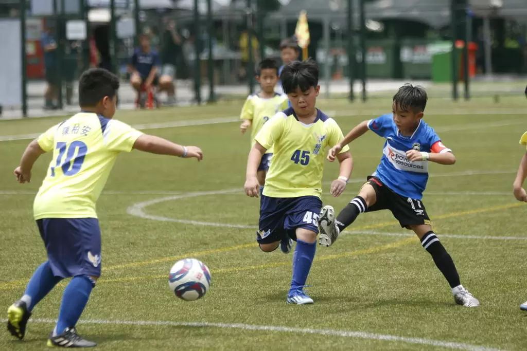 香港BOAS FC U8(藍衣)展現可怕的進攻火力。詹健全攝