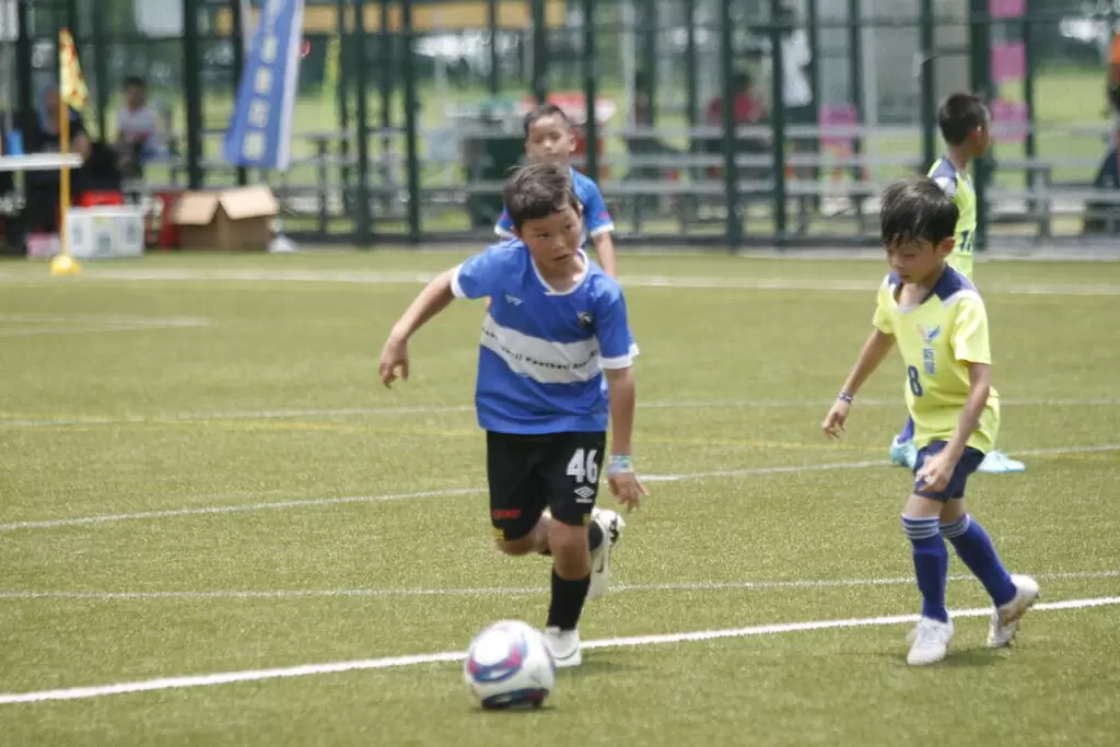  香港BOAS FC U8(左)有很強的進攻能力。詹健全攝