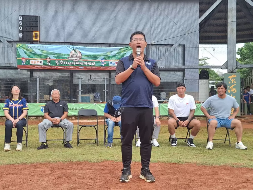 台灣社區棒球推廣協會理事長張植雄感謝天公作美，讓秋季大賽順利進行。姚瑞宸攝