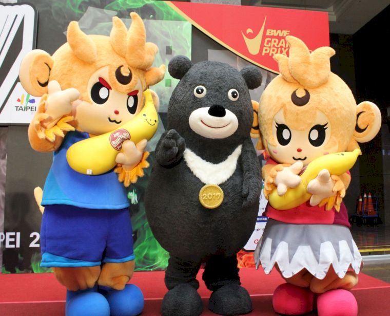 公開賽吉祥物齊天（左1）美猴（右1）、台北世大運吉祥物熊讚Bravo（中）相見歡／中華羽協提供