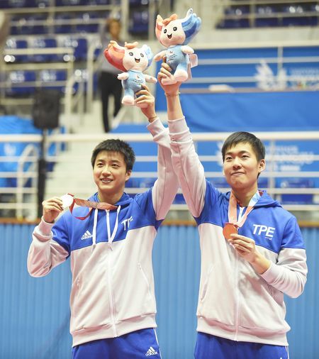 男雙金牌江宏傑、黃聖盛獲頒金牌。(大專體總提供)