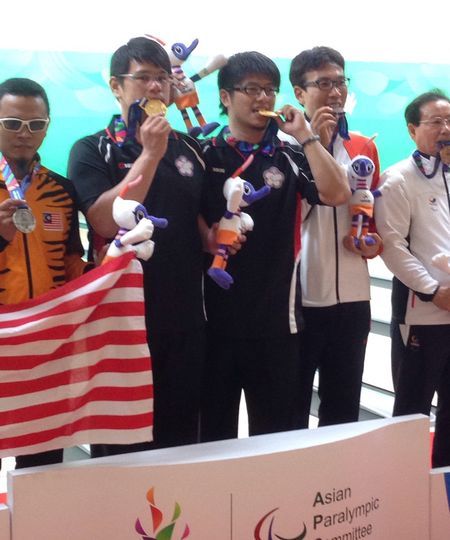 保齡球選手黃郁曉(右)、黃子軒（左）雙人賽勇奪金牌。（體育署提供）