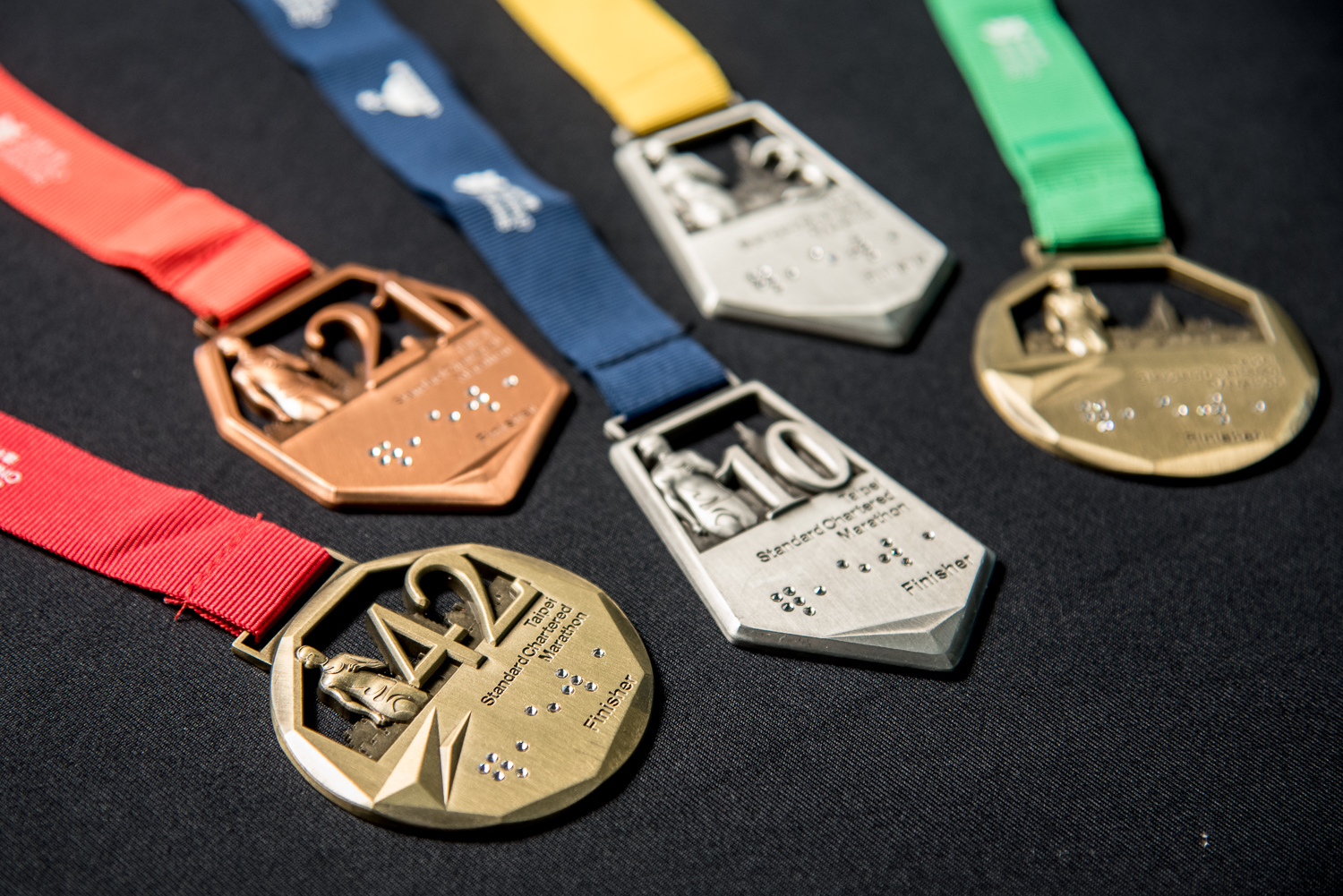 「2017臺北渣打公益馬拉松」展示全台首枚水晶點字完賽獎牌，突顯賽事對視障關懷的用心，也為跑者創造別具紀念價值的賽事回憶。
